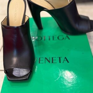 Bottega Veneta lamb-skin mule sandal. BNIB. Size 38.
